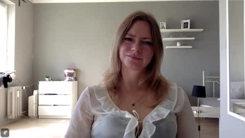 Snapshot of lux_millie chatting on 12, 9, 2025 Millie online show from 12, 9, 2025