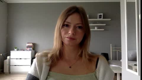 Snapshot of lux_millie chatting on 22, 9, 2025 Millie online show from 22, 9, 2025