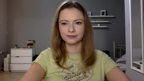 Snapshot of lux_millie chatting on 8, 10, 2025 Millie online show from 8, 10, 2025