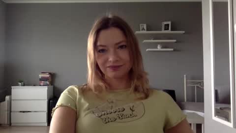 Snapshot of lux_millie chatting on 10, 10, 2025 Millie online show from 10, 10, 2025