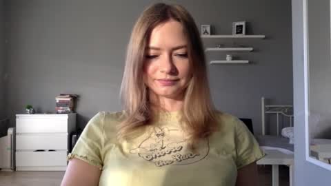 Snapshot of lux_millie chatting on 19, 10, 2025 Millie online show from 19, 10, 2025