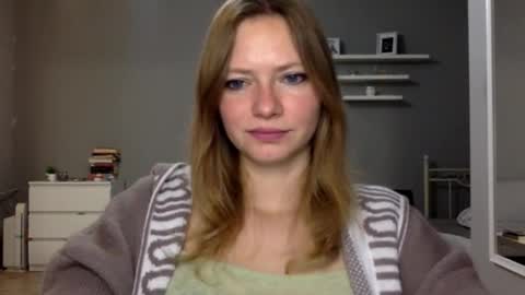 Snapshot of lux_millie chatting on 18, 11, 2025 Millie online show from 18, 11, 2025