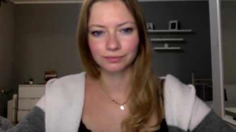 Snapshot of lux_millie chatting on 17, 12, 2025 Millie online show from 17, 12, 2025