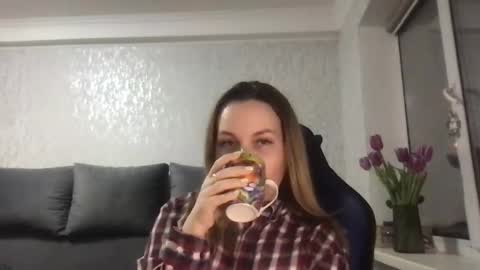 Snapshot of lyeeu25 chatting on 3, 3, 2025 Tina online show from 3, 3, 2025