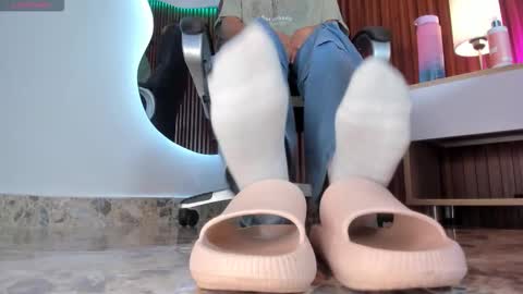 Lyhana Lee online show from 1, 10, 2025