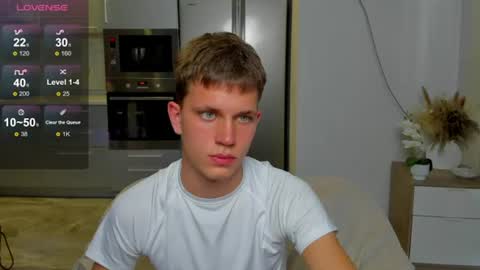 Snapshot of m0neyken_ chatting on 6, 8, 2026 m0neyken_ online show from 6, 8, 2026