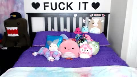 Mackenzie Wolfe online show from 8, 3, 2025