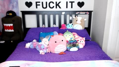 Mackenzie Wolfe online show from 1, 12, 2025