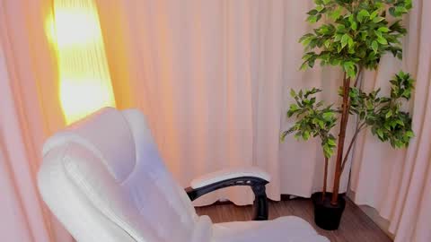 Snapshot of maddy_bennet chatting on 18, 2, 2025 Maddy Please help me with your thumbs up its important online show from 18, 2, 2025