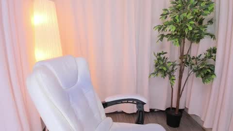 Snapshot of maddy_bennet chatting on 20, 2, 2025 Maddy Please help me with your thumbs up its important online show from 20, 2, 2025