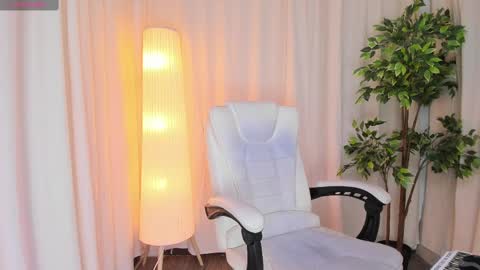 Snapshot of maddy_bennet chatting on 27, 2, 2025 Maddy Please help me with your thumbs up its important online show from 27, 2, 2025