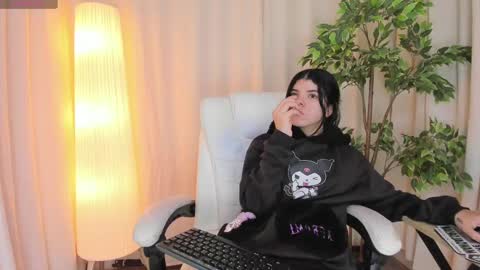 Snapshot of maddy_bennet chatting on 6, 3, 2025 Maddy Please help me with your thumbs up its important online show from 6, 3, 2025