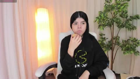 Snapshot of maddy_bennet chatting on 7, 3, 2025 Maddy Please help me with your thumbs up its important online show from 7, 3, 2025