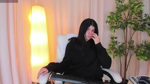 Snapshot of maddy_bennet chatting on 12, 3, 2025 Maddy Please help me with your thumbs up its important online show from 12, 3, 2025