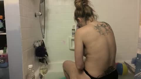 Madie Ray online show from 27, 4, 2026