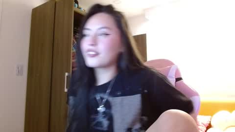 Snapshot of madissonn__ chatting on 21, 11, 2025 MADY online show from 21, 11, 2025