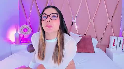 Snapshot of mady_james chatting on 12, 11, 2025 Mady James online show from 12, 11, 2025