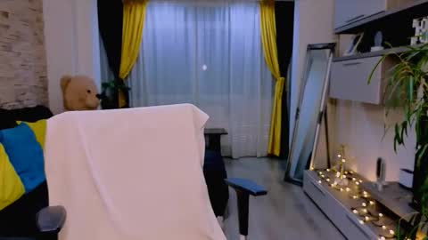 Snapshot of madyeroberts chatting on 24, 11, 2025 Madye Roberts online show from 24, 11, 2025