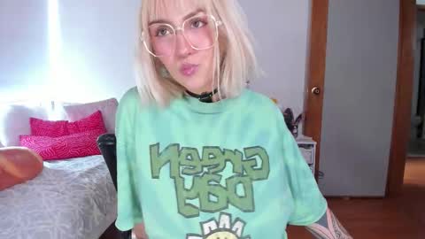 Maeve  schedule 11 am- 530 pm colombia time  online show from 25, 2, 2026