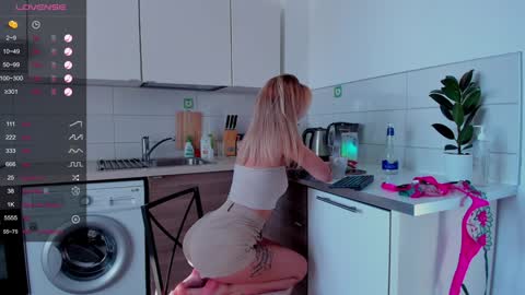 Snapshot of magiclovexo chatting on 3, 2, 2025 MagicLove online show from 3, 2, 2025