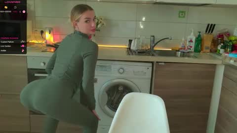 Snapshot of magiclovexo chatting on 10, 9, 2025 MagicLove online show from 10, 9, 2025