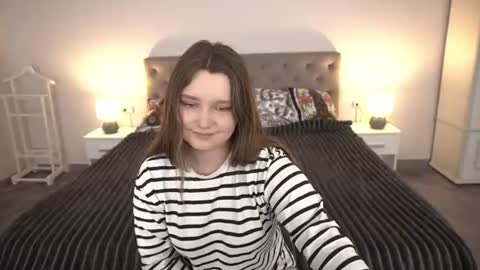 Snapshot of magicpeachhs chatting on 17, 6, 2026 Emily online show from 17, 6, 2026