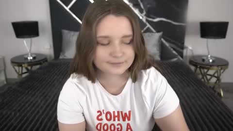 Snapshot of magicpeachhs chatting on 7, 7, 2026 Emily online show from 7, 7, 2026