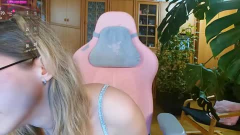 Snapshot of magicstylex chatting on 12, 2, 2025 Nicole online show from 12, 2, 2025