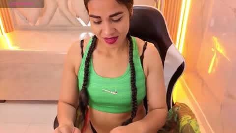 Snapshot of maia_tx chatting on 4, 12, 2025 Online 800 to 1400 online show from 4, 12, 2025