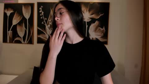 Snapshot of maiacollins chatting on 26, 10, 2025 Maia online show from 26, 10, 2025