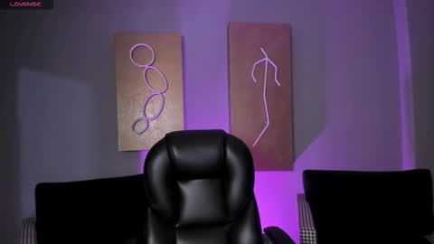 Snapshot of maiacollins chatting on 30, 10, 2025 Maia online show from 30, 10, 2025