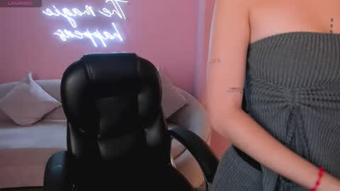 Snapshot of maiacollins chatting on 2, 11, 2025 Maia online show from 2, 11, 2025