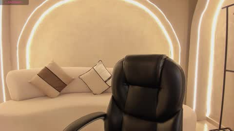 Snapshot of maiacollins chatting on 17, 11, 2025 Maia online show from 17, 11, 2025