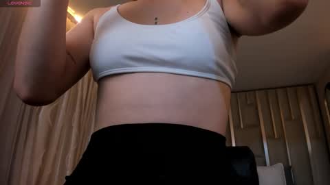 Snapshot of maiacollins chatting on 25, 11, 2025 Maia online show from 25, 11, 2025