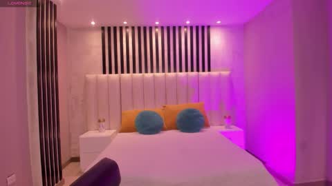 Snapshot of maiacollins chatting on 26, 11, 2025 Maia online show from 26, 11, 2025