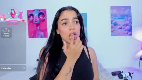 Snapshot of maithe_022 chatting on 25, 9, 2025 mai online show from 25, 9, 2025