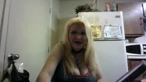 Snapshot of malinda702 chatting on 27, 11, 2025 malinda702 online show from 27, 11, 2025