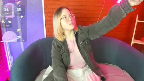 manic_pixie_ online show from 17, 10, 2025