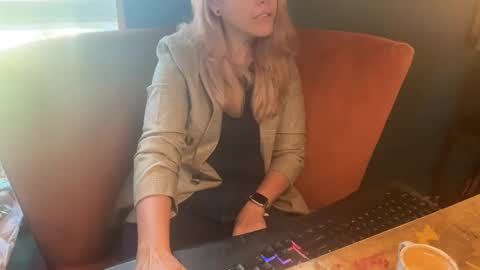 Snapshot of margolane chatting on 29, 10, 2025 Elle online show from 29, 10, 2025