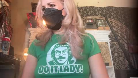 Snapshot of margolane chatting on 31, 10, 2025 Elle online show from 31, 10, 2025