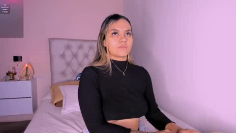 Snapshot of mariana__roe chatting on 4, 3, 2025 Mariana Roe online show from 4, 3, 2025