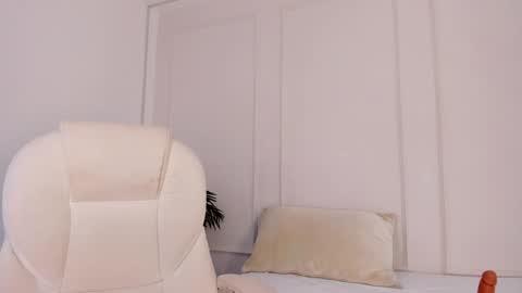 Snapshot of mariapettit chatting on 1, 2, 2025 Maria Pettit online show from 1, 2, 2025