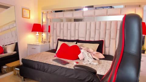 mariiahneedles online show from 11, 1, 2025