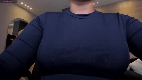 Snapshot of martinnabonnet chatting on 5, 3, 2025 Martinna Bonnet online show from 5, 3, 2025