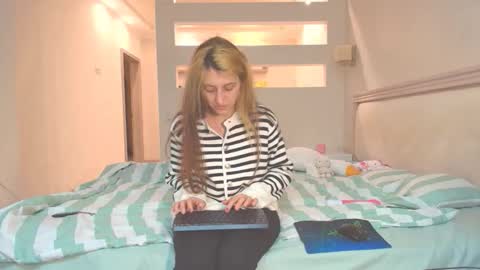 Snapshot of marya442004 chatting on 17, 10, 2025 marya442004 online show from 17, 10, 2025