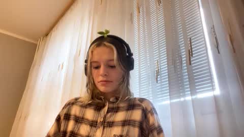 Snapshot of marylyntunget chatting on 18, 12, 2025 Stella online show from 18, 12, 2025