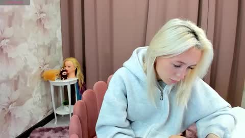 Snapshot of maryy_senn chatting on 14, 10, 2025 Luucy UTC1 Mon Tue Wed Thu Fri 0500-1130 online show from 14, 10, 2025