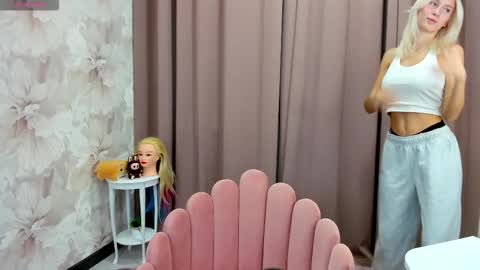 Snapshot of maryy_senn chatting on 16, 10, 2025 Luucy UTC1 Mon Tue Wed Thu Fri 0500-1130 online show from 16, 10, 2025