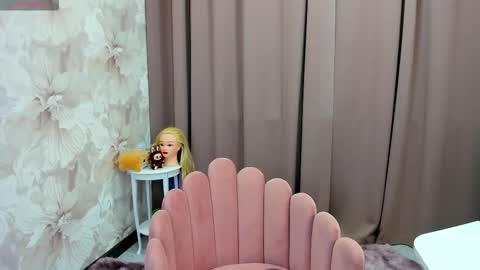 Snapshot of maryy_senn chatting on 20, 10, 2025 Luucy UTC1 Mon Tue Wed Thu Fri 0500-1130 online show from 20, 10, 2025