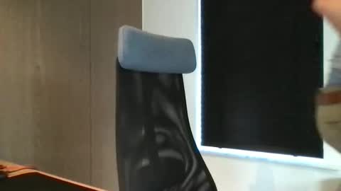 Max take off clothes online show from 31, 1, 2025